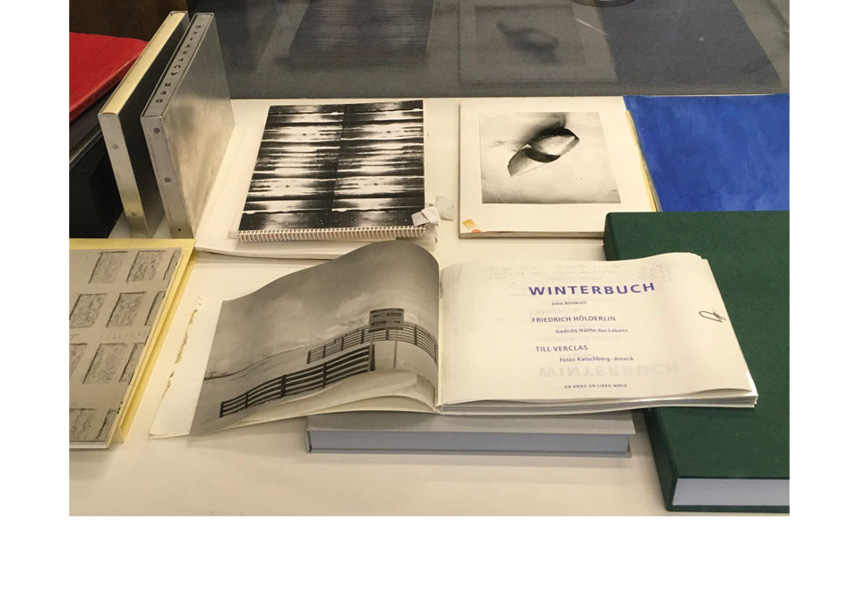 2016, Till Verclas mit Büchern und Skulpturen in der Staats- und Universitätsbibliothek Hamburg
Carl von Ossietzky